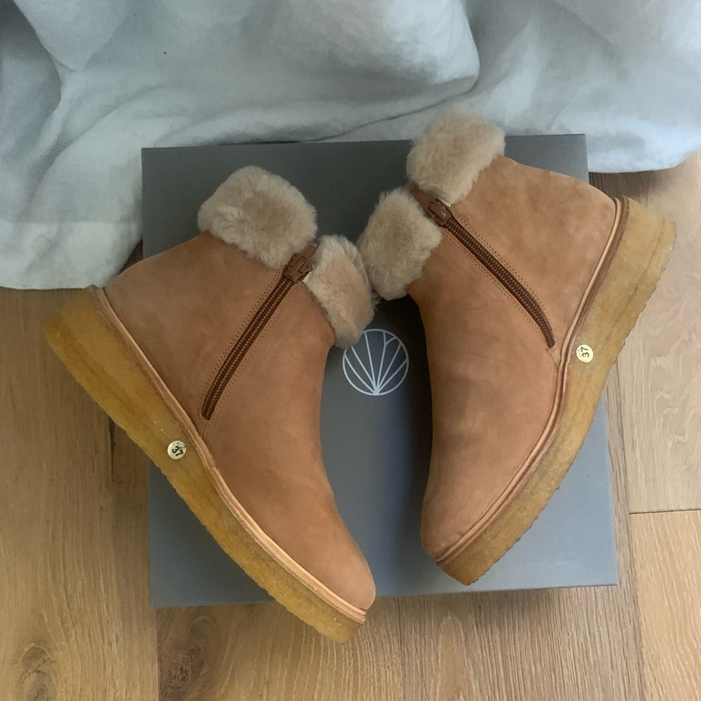 COCLICO honey shearling leather boot - gorgeous! BRAND NEW. 37.5, fit like 6/6.5